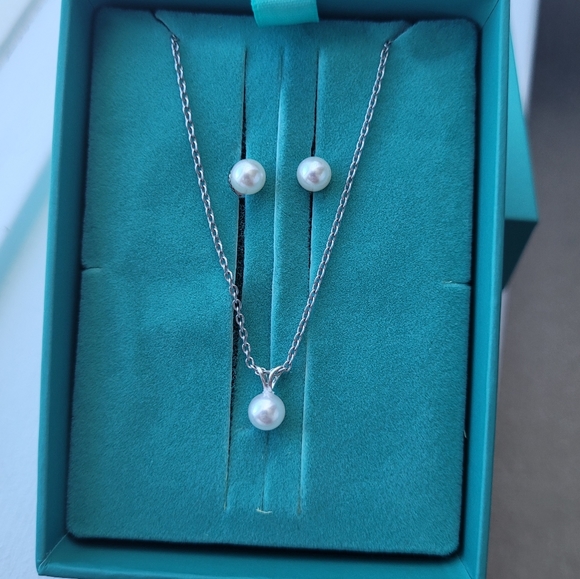 Akoya Cultured Pearl Necklace  Earrings Set Simple Elegant Brilliant Earth - Picture 1 of 10